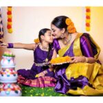 Shwetha Srivatsav Instagram - ಸೂರ್ಯ ದೇವರು ನಿಮ್ಮ ಜೀವನದಲ್ಲಿ ಸಂತೋಷ ಮತ್ತು ಬಹಳಷ್ಟು ಯಶಸ್ಸು ಮತ್ತು ಸಮೃದ್ಧಿಯನ್ನು ತರಲಿ. ಎಲ್ಲರಿಗೂ ಮಕರ ಸಂಕ್ರಾಂತಿಯ ಶುಭಾಶಯಗಳು. #ashmithasrivatsav #shwethasrivatsav @ashmitha.srivatsav 's dress: personal MUA : @makeupstoriesbysumachikkegowda 📸: @royalweddingphotography_blore Saree: @bhargavi_vikyathi Jewellery: @jewelleryforrent_lotusbridal