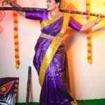 Shwetha Srivatsav Instagram - ಸೂರ್ಯ ದೇವರು ನಿಮ್ಮ ಜೀವನದಲ್ಲಿ ಸಂತೋಷ ಮತ್ತು ಬಹಳಷ್ಟು ಯಶಸ್ಸು ಮತ್ತು ಸಮೃದ್ಧಿಯನ್ನು ತರಲಿ. ಎಲ್ಲರಿಗೂ ಮಕರ ಸಂಕ್ರಾಂತಿಯ ಶುಭಾಶಯಗಳು. MUA : @makeupstoriesbysumachikkegowda 📸: @royalweddingphotography_blore Saree: @bhargavi_vikyathi Jewellery: @jewelleryforrent_lotusbridal