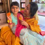 Shwetha Srivatsav Instagram - ಶ್ರೀ ವರಮಹಾಲಕ್ಷ್ಮಿ ದೇವಿ ನಿಮಗೂ ಹಾಗೂ ನಿಮ್ಮ ಕುಟುಂಬಕ್ಕೂ ಆರೋಗ್ಯ, ಐಶ್ವರ್ಯ ನೆಮ್ಮದಿ ಕೊಟ್ಟು ಕಾಪಾಡಲಿ ನಾಡಿನ ಸಮಸ್ತ ಜನತೆಗೆ ಶ್ರೀವರಮಹಾಲಕ್ಷ್ಮಿ ಹಬ್ಬದ ಹಾರ್ದಿಕ ಶುಭಾಶಯಗಳು !! #festivalseason #festivalsofindia #southindian #kannada #saree #traditional #ashmithasrivatsav