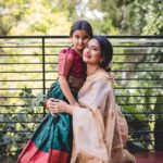 Shwetha Srivatsav Instagram - ಈ ನಾಗರ ಪಂಚಮಿ ನಿಮ್ಮ ಬದುಲಿನಲ್ಲಿ ಸಂತೋಷದ ಬಂಡಾರವನ್ನೇ ಹೊತ್ತು ತರಲಿ ಮನೆಯಲ್ಲಿ ನೆಮ್ಮದಿ ನೆಲೆಸಲಿ, ಸಂಪತ್ತು ವೃದ್ಧಿಸಲಿ, ಶಿವ ಕೃಪೆ ಸದಾ ನಿಮ್ಮ ಮೇಲಿರಲಿ ನಾಗರ ಪಂಚಮಿ ಹಬ್ಬದ ಶುಭಾಶಯಗಳು!! Beautiful clicks by : @sunithanadigphotography 🤗 Beautiful makeover by : @makeuphair_by_vinya 🤗 #saree #traditional #ashmithasrivatsav #daughter #motherdaughter #festival #southindian #actor #filmactor #mother #traditionalphotography #instagram #instagood #festivalsofindia #halfsaree