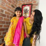 Shwetha Srivatsav Instagram - ಸ್ವರ್ಣಗೌರಿ ಮತ್ತು ಸಿದ್ದಿವಿನಾಯಕ ಸುಖ ಸಂತೋಷ ನೀಡಿ ಹರಸಲಿ. ವಕ್ರತುಂಡ ಮಹಾಕಾಯ , ಸೂರ್ಯಕೋಟಿ ಸಮಪ್ರಭ, ನಿರ್ವಿಘ್ನಂ ಕುರುಮೇದೇವ , ಸರ್ವಕಾಯೇಶು ಸರ್ವದ, ಸರ್ವರಿಗೂ ಗೌರಿ ಗಣೇಶ ಹಬ್ಬದ ಶುಭಾಶಯಗಳು 🙏🏽!!