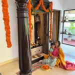 Shwetha Srivatsav Instagram - ಶ್ರೀ ವರಮಹಾಲಕ್ಷ್ಮಿ ದೇವಿ ನಿಮಗೂ ಹಾಗೂ ನಿಮ್ಮ ಕುಟುಂಬಕ್ಕೂ ಆರೋಗ್ಯ, ಐಶ್ವರ್ಯ ನೆಮ್ಮದಿ ಕೊಟ್ಟು ಕಾಪಾಡಲಿ ನಾಡಿನ ಸಮಸ್ತ ಜನತೆಗೆ ಶ್ರೀವರಮಹಾಲಕ್ಷ್ಮಿ ಹಬ್ಬದ ಹಾರ್ದಿಕ ಶುಭಾಶಯಗಳು !! #festivalseason #festivalsofindia #southindian #kannada #saree #traditional #ashmithasrivatsav