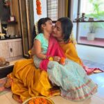 Shwetha Srivatsav Instagram - ಶ್ರೀ ವರಮಹಾಲಕ್ಷ್ಮಿ ದೇವಿ ನಿಮಗೂ ಹಾಗೂ ನಿಮ್ಮ ಕುಟುಂಬಕ್ಕೂ ಆರೋಗ್ಯ, ಐಶ್ವರ್ಯ ನೆಮ್ಮದಿ ಕೊಟ್ಟು ಕಾಪಾಡಲಿ ನಾಡಿನ ಸಮಸ್ತ ಜನತೆಗೆ ಶ್ರೀವರಮಹಾಲಕ್ಷ್ಮಿ ಹಬ್ಬದ ಹಾರ್ದಿಕ ಶುಭಾಶಯಗಳು !! #festivalseason #festivalsofindia #southindian #kannada #saree #traditional #ashmithasrivatsav