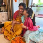 Shwetha Srivatsav Instagram - ಶ್ರೀ ವರಮಹಾಲಕ್ಷ್ಮಿ ದೇವಿ ನಿಮಗೂ ಹಾಗೂ ನಿಮ್ಮ ಕುಟುಂಬಕ್ಕೂ ಆರೋಗ್ಯ, ಐಶ್ವರ್ಯ ನೆಮ್ಮದಿ ಕೊಟ್ಟು ಕಾಪಾಡಲಿ ನಾಡಿನ ಸಮಸ್ತ ಜನತೆಗೆ ಶ್ರೀವರಮಹಾಲಕ್ಷ್ಮಿ ಹಬ್ಬದ ಹಾರ್ದಿಕ ಶುಭಾಶಯಗಳು !! #festivalseason #festivalsofindia #southindian #kannada #saree #traditional #ashmithasrivatsav