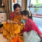 Shwetha Srivatsav Instagram - ಶ್ರೀ ವರಮಹಾಲಕ್ಷ್ಮಿ ದೇವಿ ನಿಮಗೂ ಹಾಗೂ ನಿಮ್ಮ ಕುಟುಂಬಕ್ಕೂ ಆರೋಗ್ಯ, ಐಶ್ವರ್ಯ ನೆಮ್ಮದಿ ಕೊಟ್ಟು ಕಾಪಾಡಲಿ ನಾಡಿನ ಸಮಸ್ತ ಜನತೆಗೆ ಶ್ರೀವರಮಹಾಲಕ್ಷ್ಮಿ ಹಬ್ಬದ ಹಾರ್ದಿಕ ಶುಭಾಶಯಗಳು !! #festivalseason #festivalsofindia #southindian #kannada #saree #traditional #ashmithasrivatsav