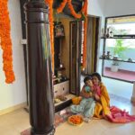 Shwetha Srivatsav Instagram - ಶ್ರೀ ವರಮಹಾಲಕ್ಷ್ಮಿ ದೇವಿ ನಿಮಗೂ ಹಾಗೂ ನಿಮ್ಮ ಕುಟುಂಬಕ್ಕೂ ಆರೋಗ್ಯ, ಐಶ್ವರ್ಯ ನೆಮ್ಮದಿ ಕೊಟ್ಟು ಕಾಪಾಡಲಿ ನಾಡಿನ ಸಮಸ್ತ ಜನತೆಗೆ ಶ್ರೀವರಮಹಾಲಕ್ಷ್ಮಿ ಹಬ್ಬದ ಹಾರ್ದಿಕ ಶುಭಾಶಯಗಳು !! #festivalseason #festivalsofindia #southindian #kannada #saree #traditional #ashmithasrivatsav