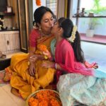 Shwetha Srivatsav Instagram - ಶ್ರೀ ವರಮಹಾಲಕ್ಷ್ಮಿ ದೇವಿ ನಿಮಗೂ ಹಾಗೂ ನಿಮ್ಮ ಕುಟುಂಬಕ್ಕೂ ಆರೋಗ್ಯ, ಐಶ್ವರ್ಯ ನೆಮ್ಮದಿ ಕೊಟ್ಟು ಕಾಪಾಡಲಿ ನಾಡಿನ ಸಮಸ್ತ ಜನತೆಗೆ ಶ್ರೀವರಮಹಾಲಕ್ಷ್ಮಿ ಹಬ್ಬದ ಹಾರ್ದಿಕ ಶುಭಾಶಯಗಳು !! #festivalseason #festivalsofindia #southindian #kannada #saree #traditional #ashmithasrivatsav