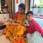 Shwetha Srivatsav Instagram - ಶ್ರೀ ವರಮಹಾಲಕ್ಷ್ಮಿ ದೇವಿ ನಿಮಗೂ ಹಾಗೂ ನಿಮ್ಮ ಕುಟುಂಬಕ್ಕೂ ಆರೋಗ್ಯ, ಐಶ್ವರ್ಯ ನೆಮ್ಮದಿ ಕೊಟ್ಟು ಕಾಪಾಡಲಿ ನಾಡಿನ ಸಮಸ್ತ ಜನತೆಗೆ ಶ್ರೀವರಮಹಾಲಕ್ಷ್ಮಿ ಹಬ್ಬದ ಹಾರ್ದಿಕ ಶುಭಾಶಯಗಳು !! #festivalseason #festivalsofindia #southindian #kannada #saree #traditional #ashmithasrivatsav