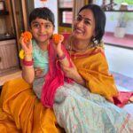 Shwetha Srivatsav Instagram - ಶ್ರೀ ವರಮಹಾಲಕ್ಷ್ಮಿ ದೇವಿ ನಿಮಗೂ ಹಾಗೂ ನಿಮ್ಮ ಕುಟುಂಬಕ್ಕೂ ಆರೋಗ್ಯ, ಐಶ್ವರ್ಯ ನೆಮ್ಮದಿ ಕೊಟ್ಟು ಕಾಪಾಡಲಿ ನಾಡಿನ ಸಮಸ್ತ ಜನತೆಗೆ ಶ್ರೀವರಮಹಾಲಕ್ಷ್ಮಿ ಹಬ್ಬದ ಹಾರ್ದಿಕ ಶುಭಾಶಯಗಳು !! #festivalseason #festivalsofindia #southindian #kannada #saree #traditional #ashmithasrivatsav