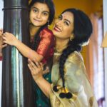 Shwetha Srivatsav Instagram - ಈ ನಾಗರ ಪಂಚಮಿ ನಿಮ್ಮ ಬದುಲಿನಲ್ಲಿ ಸಂತೋಷದ ಬಂಡಾರವನ್ನೇ ಹೊತ್ತು ತರಲಿ ಮನೆಯಲ್ಲಿ ನೆಮ್ಮದಿ ನೆಲೆಸಲಿ, ಸಂಪತ್ತು ವೃದ್ಧಿಸಲಿ, ಶಿವ ಕೃಪೆ ಸದಾ ನಿಮ್ಮ ಮೇಲಿರಲಿ ನಾಗರ ಪಂಚಮಿ ಹಬ್ಬದ ಶುಭಾಶಯಗಳು!! Beautiful clicks by : @sunithanadigphotography 🤗 Beautiful makeover by : @makeuphair_by_vinya 🤗 #saree #traditional #ashmithasrivatsav #daughter #motherdaughter #festival #southindian #actor #filmactor #mother #traditionalphotography #instagram #instagood #festivalsofindia #halfsaree