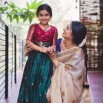 Shwetha Srivatsav Instagram - ಈ ನಾಗರ ಪಂಚಮಿ ನಿಮ್ಮ ಬದುಲಿನಲ್ಲಿ ಸಂತೋಷದ ಬಂಡಾರವನ್ನೇ ಹೊತ್ತು ತರಲಿ ಮನೆಯಲ್ಲಿ ನೆಮ್ಮದಿ ನೆಲೆಸಲಿ, ಸಂಪತ್ತು ವೃದ್ಧಿಸಲಿ, ಶಿವ ಕೃಪೆ ಸದಾ ನಿಮ್ಮ ಮೇಲಿರಲಿ ನಾಗರ ಪಂಚಮಿ ಹಬ್ಬದ ಶುಭಾಶಯಗಳು!! Beautiful clicks by : @sunithanadigphotography 🤗 Beautiful makeover by : @makeuphair_by_vinya 🤗 #saree #traditional #ashmithasrivatsav #daughter #motherdaughter #festival #southindian #actor #filmactor #mother #traditionalphotography #instagram #instagood #festivalsofindia #halfsaree
