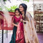 Shwetha Srivatsav Instagram - ಈ ನಾಗರ ಪಂಚಮಿ ನಿಮ್ಮ ಬದುಲಿನಲ್ಲಿ ಸಂತೋಷದ ಬಂಡಾರವನ್ನೇ ಹೊತ್ತು ತರಲಿ ಮನೆಯಲ್ಲಿ ನೆಮ್ಮದಿ ನೆಲೆಸಲಿ, ಸಂಪತ್ತು ವೃದ್ಧಿಸಲಿ, ಶಿವ ಕೃಪೆ ಸದಾ ನಿಮ್ಮ ಮೇಲಿರಲಿ ನಾಗರ ಪಂಚಮಿ ಹಬ್ಬದ ಶುಭಾಶಯಗಳು!! Beautiful clicks by : @sunithanadigphotography 🤗 Beautiful makeover by : @makeuphair_by_vinya 🤗 #saree #traditional #ashmithasrivatsav #daughter #motherdaughter #festival #southindian #actor #filmactor #mother #traditionalphotography #instagram #instagood #festivalsofindia #halfsaree