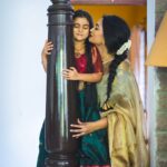 Shwetha Srivatsav Instagram - ಈ ನಾಗರ ಪಂಚಮಿ ನಿಮ್ಮ ಬದುಲಿನಲ್ಲಿ ಸಂತೋಷದ ಬಂಡಾರವನ್ನೇ ಹೊತ್ತು ತರಲಿ ಮನೆಯಲ್ಲಿ ನೆಮ್ಮದಿ ನೆಲೆಸಲಿ, ಸಂಪತ್ತು ವೃದ್ಧಿಸಲಿ, ಶಿವ ಕೃಪೆ ಸದಾ ನಿಮ್ಮ ಮೇಲಿರಲಿ ನಾಗರ ಪಂಚಮಿ ಹಬ್ಬದ ಶುಭಾಶಯಗಳು!! Beautiful clicks by : @sunithanadigphotography 🤗 Beautiful makeover by : @makeuphair_by_vinya 🤗 #saree #traditional #ashmithasrivatsav #daughter #motherdaughter #festival #southindian #actor #filmactor #mother #traditionalphotography #instagram #instagood #festivalsofindia #halfsaree