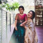 Shwetha Srivatsav Instagram - ಈ ನಾಗರ ಪಂಚಮಿ ನಿಮ್ಮ ಬದುಲಿನಲ್ಲಿ ಸಂತೋಷದ ಬಂಡಾರವನ್ನೇ ಹೊತ್ತು ತರಲಿ ಮನೆಯಲ್ಲಿ ನೆಮ್ಮದಿ ನೆಲೆಸಲಿ, ಸಂಪತ್ತು ವೃದ್ಧಿಸಲಿ, ಶಿವ ಕೃಪೆ ಸದಾ ನಿಮ್ಮ ಮೇಲಿರಲಿ ನಾಗರ ಪಂಚಮಿ ಹಬ್ಬದ ಶುಭಾಶಯಗಳು!! Beautiful clicks by : @sunithanadigphotography 🤗 Beautiful makeover by : @makeuphair_by_vinya 🤗 #saree #traditional #ashmithasrivatsav #daughter #motherdaughter #festival #southindian #actor #filmactor #mother #traditionalphotography #instagram #instagood #festivalsofindia #halfsaree
