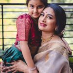 Shwetha Srivatsav Instagram - ಈ ನಾಗರ ಪಂಚಮಿ ನಿಮ್ಮ ಬದುಲಿನಲ್ಲಿ ಸಂತೋಷದ ಬಂಡಾರವನ್ನೇ ಹೊತ್ತು ತರಲಿ ಮನೆಯಲ್ಲಿ ನೆಮ್ಮದಿ ನೆಲೆಸಲಿ, ಸಂಪತ್ತು ವೃದ್ಧಿಸಲಿ, ಶಿವ ಕೃಪೆ ಸದಾ ನಿಮ್ಮ ಮೇಲಿರಲಿ ನಾಗರ ಪಂಚಮಿ ಹಬ್ಬದ ಶುಭಾಶಯಗಳು!! Beautiful clicks by : @sunithanadigphotography 🤗 Beautiful makeover by : @makeuphair_by_vinya 🤗 #saree #traditional #ashmithasrivatsav #daughter #motherdaughter #festival #southindian #actor #filmactor #mother #traditionalphotography #instagram #instagood #festivalsofindia #halfsaree