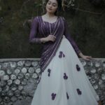 Sija Rose Instagram - Couldn’t help but be a bit filmy this Onam 💕💕💕 Vibing in the hues of globe amaranth 💜💜 Hope you all had a blessed Onam🫶 . . 📷 @shihabudeen.said Attire: @aydhab MUA: @rajeshkodungallurmakeupstudio Venue: @davidhallartgallery_cghearth
