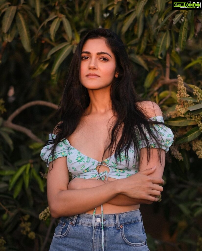 Simran Choudhary Instagram - Golden hour glow 💫 with 📷 @pranav.foto 🤍