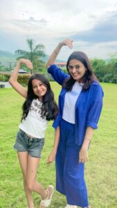 Smita Bansal Instagram - Can’t live up to her expectations😂😂
#anaagha #mummasbabygirl #getaway #love