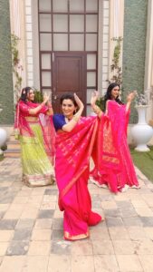 Smita Bansal Instagram - The song
The choreography 
And US ❤️❤️❤️
#feelinggulabi 
#dancereels #coactors #friends #bhagyalakshmi 
Choreography @vaishali.kalanjay