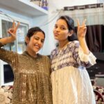 Sneha Bhawsar Instagram - Cousins? Nah, we’re best friends. ✨❤️🤗 Dc- @shazebsheikh #cousinsmasti #crazycousins #crazyfriends #dancevideos #dancewithcousin #sisters #sisterslove #sistergoals #heeriye #viral #explore #trendingreel #instagram