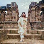 Sneha Wagh Instagram – At The Sun Temple Konark, where kona means corner & ark meaning sun!
The Kalinga Architecture absolutely took my breath away 🌞
Happy SUNday 💝
.
.
.
.
.
.
.
#sun #suntemple #konark #konarksuntemple #kalinga #orissa #indiantraveller #indiantravelgram #sarangesneha #ssnehawagh #snehawagh #indianarchitecture #incredibleindia #indiatourism #india #wanderlust