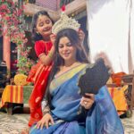 Sneha Wagh Instagram - Apni alag duniya banakar, khush hain dono ek doosre ke saath…… Neerja ki Protima aur Protima ki pyaari Neerja 💝🧿💝 You changed my world @_world_of_myra_official 🌻 #neerjaeknayipehchaan @colorstv #myravaikul #snehawagh
