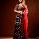 Somi Khan Instagram - Desi Vibes ❣️ —————————————————— Outfit @the_adhya_designer Style by @the_style_gramm Jewellery @jewellery_by_adhya Photography @clickwitharjun Mua @chetnashahmakeover —————————————————— #somikhan #redroses #desivibes