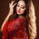 Somi Khan Instagram - Desi Vibes ❣️ —————————————————— Outfit @the_adhya_designer Style by @the_style_gramm Jewellery @jewellery_by_adhya Photography @clickwitharjun Mua @chetnashahmakeover —————————————————— #somikhan #redroses #desivibes