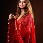 Somi Khan Instagram - Desi Vibes ❣️ —————————————————— Outfit @the_adhya_designer Style by @the_style_gramm Jewellery @jewellery_by_adhya Photography @clickwitharjun Mua @chetnashahmakeover —————————————————— #somikhan #redroses #desivibes