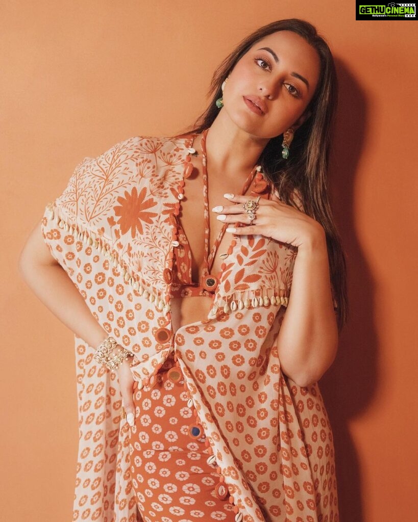 Sonakshi Sinha Instagram - Orange you glad to see me?!? Nails: Ariel by @itssoezi 💅