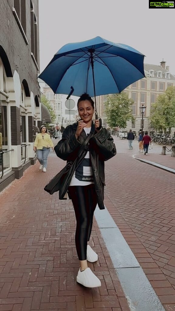 Sonakshi Sinha Instagram - Found a hands free way to carry my umbrella… Style bhi… suvidha bhi 😎 #Amsterdam #rainyday #umbrella #reelsinstagram