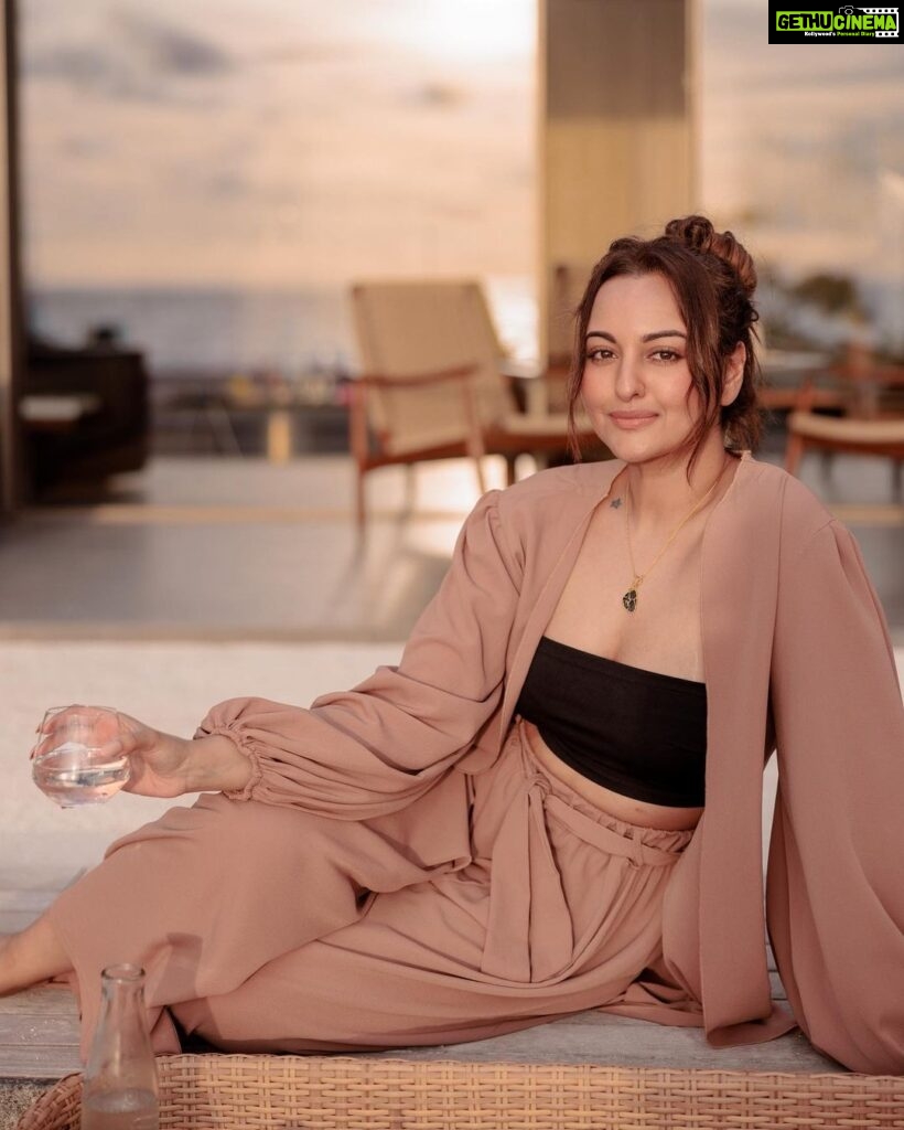 Sonakshi Sinha Instagram - Golden hour 🤩 @patinamaldives #PatinaMaldives @thetravelbusco #collab Patina Maldives