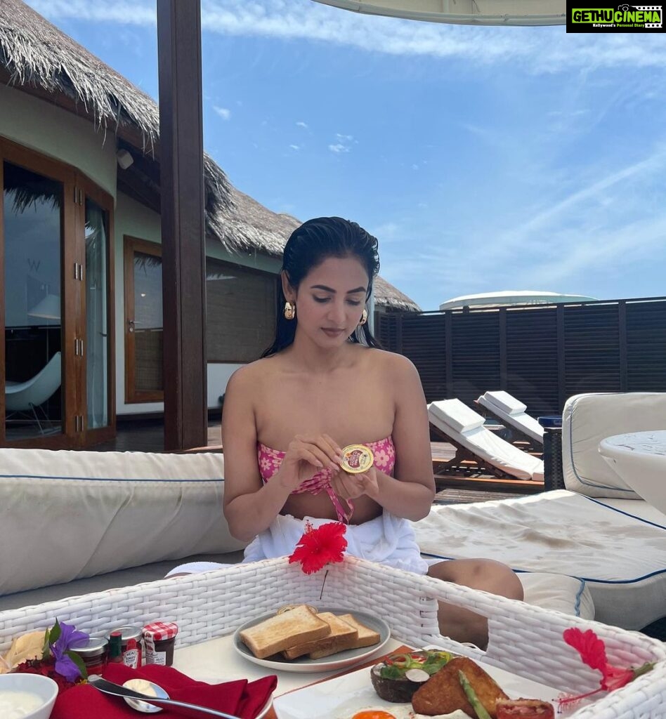 Sonal Chauhan Instagram - All day…. Everyday 🦈🧜‍♀️🍓 . . . . . . . . . . . . . . 📸 @himanichauhan #love #sonalchauhan #gold #maldives #wmaldives #pool #ocean #floatingbreakfast W Maldives