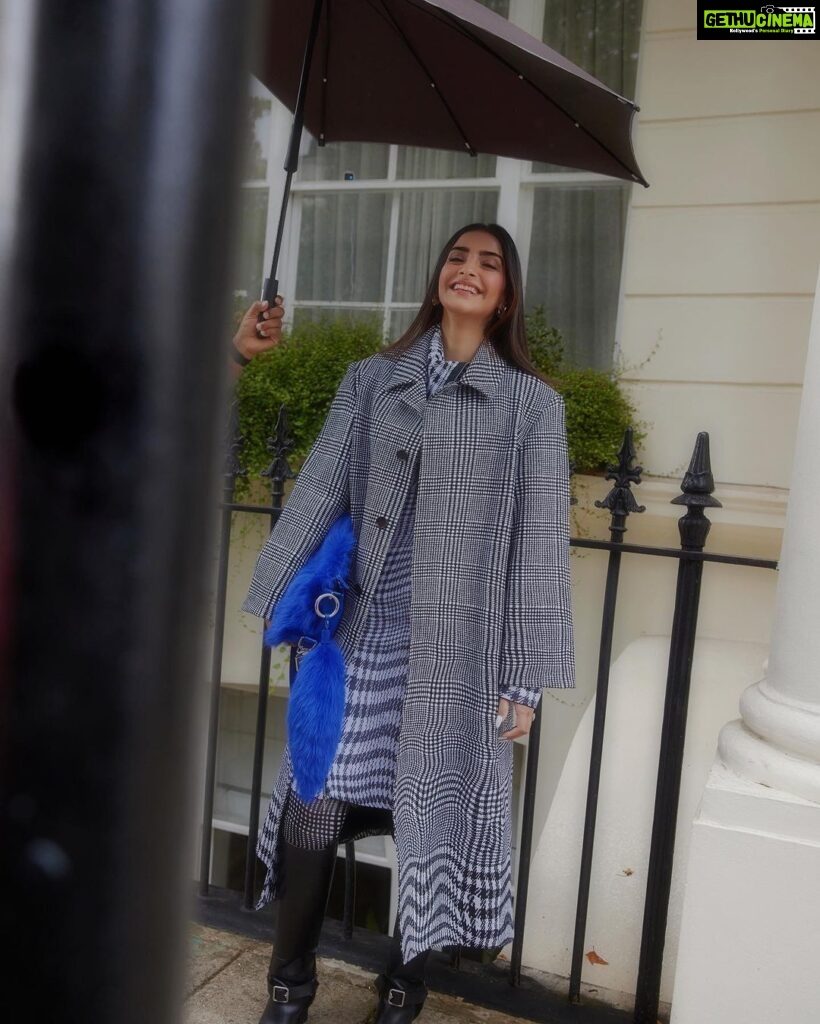 Sonam Kapoor Instagram - At the Burberry show today sporting it's newest threads. Outfit : @burberry Styled by : @rheakapoor Styling assistant: @abhilashatd Make Up : @namratasoni Hair : @hairbyreenap Publicist: @chandnimodha_ Photographer: @sashajairam London, United Kingdom