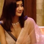 Soniya Bansal Instagram - A vision in Pagwara, thanks to the magic touch of stylist Mohit Kapoor!💕✨ Take a look at Soniya’s classic look in #WeekendKaVaar Credits:- Exclusively styled by: @kapoormohit888 Wearing: @frontierphagwara @colorstv @officialjiocinema @endemolshineind @teamgolecha #soniyabansal #SBINBB #humarisherni#Biggboss17journey #Biggboss17 #Bb17 #DillDimagAurDum #colours #salmankhan#Jiocinema