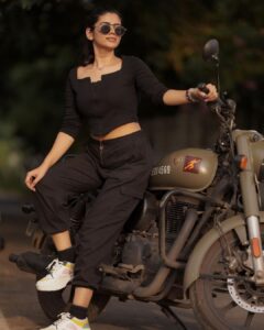 Soundariya Nanjundan Instagram - Ask me anything in the comments 🖤

 

🌟 

🌟 

🌟 

🌟 

🌟 

#soundariyananjundan #ootd #instagram #instagood  #love #like #follow #photography #photooftheday #instadaily #likeforlikes #picoftheday #fashion #instalike #beautiful  #followforfollowback #outfit #art #photo #black #followｍe #smile #happy #insta #nature #style #life  #india #likeforfollow #nomakeup