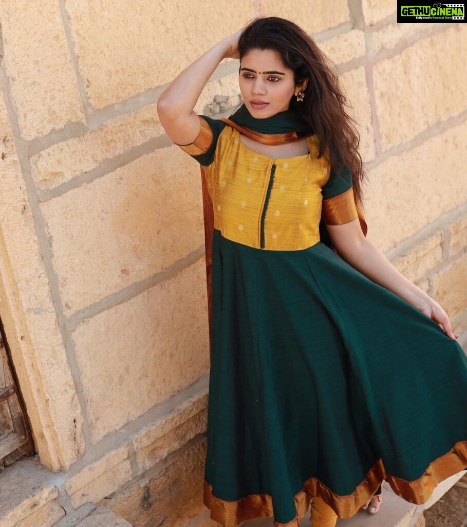 Soundariya Nanjundan Instagram - It's a perfect salwar day❤️ . Outfit- @instorefashions 📸- @kavinilavan_filmmaker . . . . . . #soundariyananjundan #photo #salwar #salwarsuits #indian #fashion #flowers #followforfollowback #like #instadaily #outfit #indianwear #ethnicwear #actor #actress #blogger #style #instadaily #outfitinspo #instagram #instalike #indianfashion #instapic #traditional #likesforlike #instagood #india #kollywood #like #instagram #instaphoto #photography #ootd