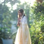 Sowmya Menon Instagram - "ഏവര്‍ക്കും ഐശ്വര്യത്തിന്റെയും സമൃദ്ധിയുടെയും ഓണം ആശംസിക്കുന്നു" 🎥 @pranavcsubash_photography 🖥️ @abhishek.g_a 👗 @asthrafashionhub Vocal:niranjana murali.dharan Keys&mixing:@akhil_jifroom Location - Arattupuzha #HappyOnam #onamfestival
