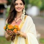 Sowmya Menon Instagram - 🌻🦋❤️ 📷 @pranavcsubash_photography 👗@asthrafashionhub #skr #onamseries #happyonam #festival