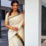 Sowmya Menon Instagram - May the divine blessings of Lord Ganesha bring you eternal bliss, prosperity, and good health. I wish you all a very blessed and divine Ganesh Chaturthi and a joyous Atham Onam! ❤️🌸🌻♾️🦋 #HappyAtham #GaneshChaturthi #GanpatiBappaMorya