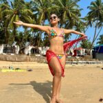 Sreejita De Instagram – Surrendering to the beauty of nature. 🌊☀️🏝️

📸 @michael_b.p ❤️

#liveyourlife #loveyourself #goa #beachlife #bikini #waterbaby #wifey #tanned #sreejitade