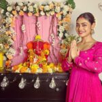 Sreejita De Instagram – Om Ganeshay namah 🕉️🙏🏼🧿❤️

Wearing @springdiariesstore 
@oakpinionpr 

Earrings @kushalsfashionjewellery 

#ganpatibappamorya #ganpati #festive #indian #indianwear #festivemood #instamood #instagram #sreejitade