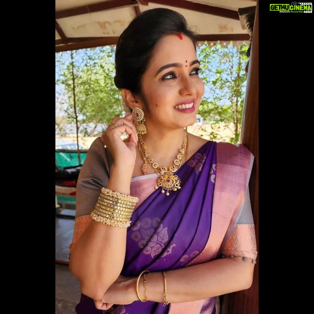 Srithika Instagram - The best color in the whole world is the one that looks good on you💜💜💜 . Saree @fancy_by_parambhara Jewels @kabijewellery Bangles @varnudais . #shooting #aaokkatiadakku #geminitv #hyderabad #purple #colour #purplecolor #silk #silksarees #saree #sareelove Hyderabad