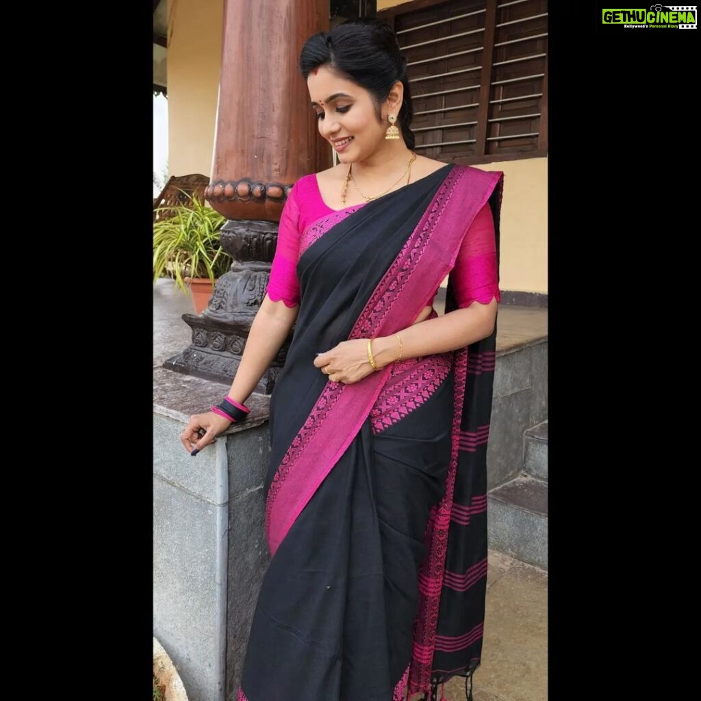 Srithika Instagram - I will stop wearing BLACK when they make a darker color🖤🖤🖤 . Saree @varshini_sareez Bangles @varnudais Earring @kabijewellery . #black #blackpink #blackcolor #saree #traditional #traditionalwear #happiness #attire