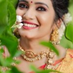 Srithika Instagram - In a world full of trends, sometimes a girl just wants to wear something classic😍😍😍 Beautiful Bridal photoshoot❤️❤️❤️ . Outfit: @unikpondicherry Photography: @weddingsbyskphotography Photography Assist: @st_kamal_official MUA: @honeylang_makeup_artist Assist:@udhaya_makeup_world Location: @laureliavilla Jewels : @aishwaryam_bridal_jewel . #bridal #bridalmakeup #photoshoot #unik #weddinggetup #traditional #classic #favorite Pondicherry