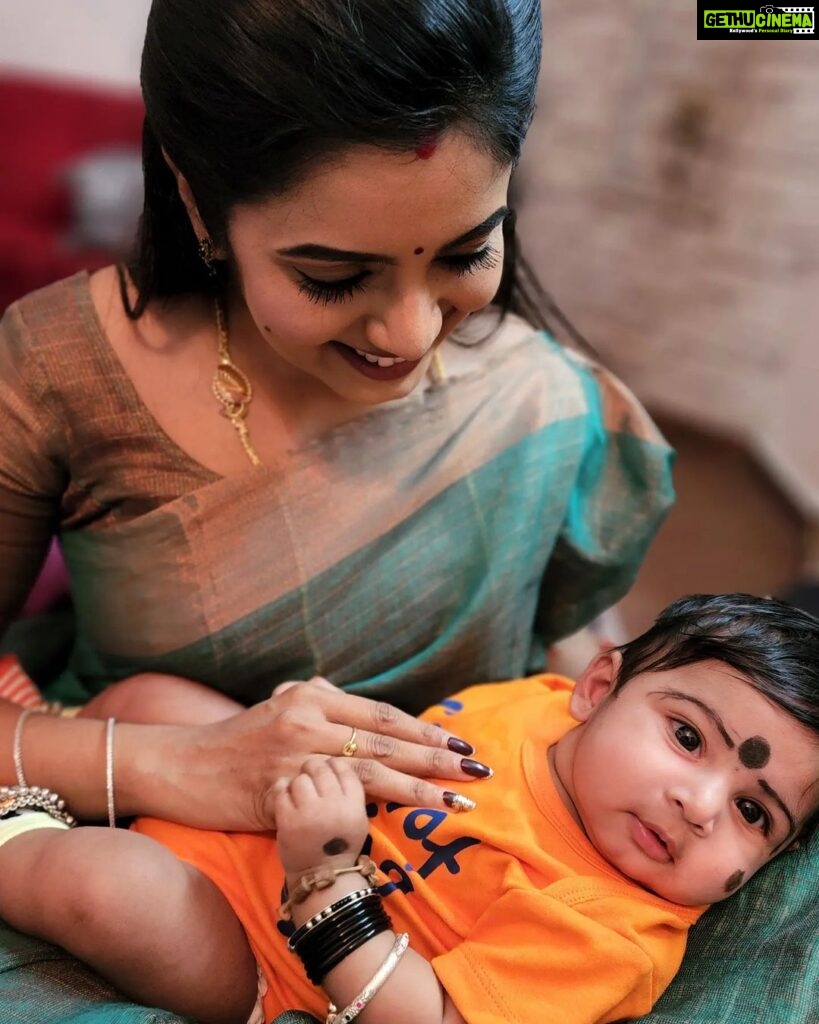 Srithika Instagram - It is a smile of a baby that makes life worth living🧡🧡🧡 . Photo by @ssr_aaryann . Saree gifted by @nirmalamuthuswami . #baby #babyboy #shooting #cutiepie #lovelytime #sweet Chennai, India