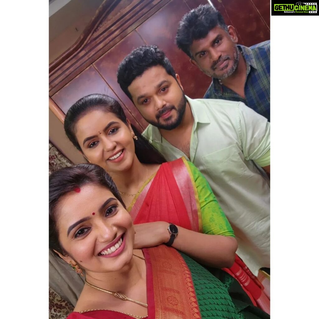 Srithika Instagram - Meeting these wonderful people in the same shooting spot♥️♥️♥️ . With @pcselvam24 @chaitrareddy_official @sanjeev_karthick . #shootingspot #magarasi #kayal #surprisemeet #shooting #fun Valasaravakkam