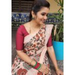 Srithika Instagram - Say something positive, and you'll see something positive❤️❤️❤️ . Saree @w2m_boutique Earring @kabijewellery . #aaokkatiadakku #serialshoot #telugu #geminitv #saree #earring #jewels #marron #hyderabad #shootingspot Hyderabad