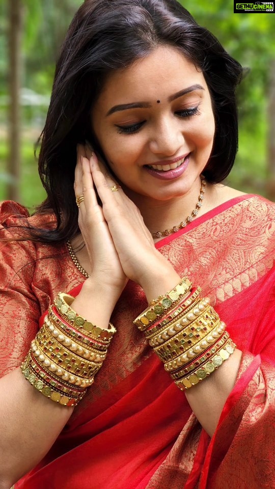Srithika Instagram - There is a SHADE OF RED for every women ❤️❤️❤️ . Saree @useeshop_web Bangles and broach @nfb_creationz Chain and earring @sd_wholesale_jewelrys . Video shot and edited @ssr_aaryann . #red #saree #bangles #photoshoot #chain #traditional #favorite