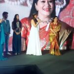 Sudha Chandran Instagram - #live @sudhaachandran ji🌹🌹 @dptbeautyzoneandtrainingcenter 🌹DHARAM PANDIT 🌹 #BOLLYWOOD #celebreaty BOOKING NOW HURRY UP #trending #makeuplover #bridalmakeup #bridal Dpt Beauty Zone